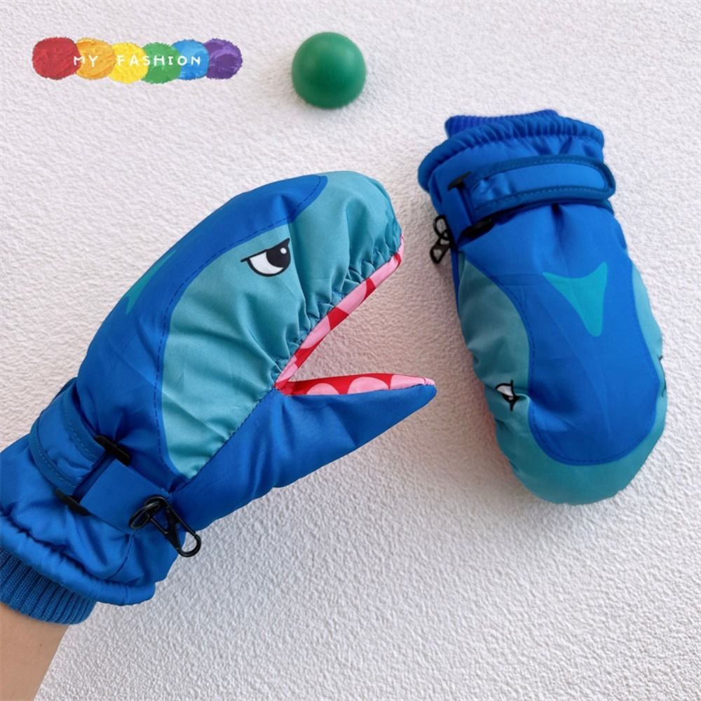 Outdoor Sport Gloves - ถุงมือสกีเด็กลายการ์ตูนรูปฉลามพร้อมข้อป้องกันนิ้ว ถุงมือสโนว์บอร์ดเด็ก ถุงมือกันลม อุ่น สำหรับเล่นสกีในฤดูหนาว กีฬากลางแจ้ง